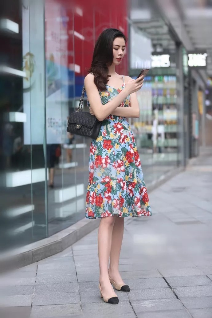 高跟鞋搭配出街,塑造女性都市般的时尚