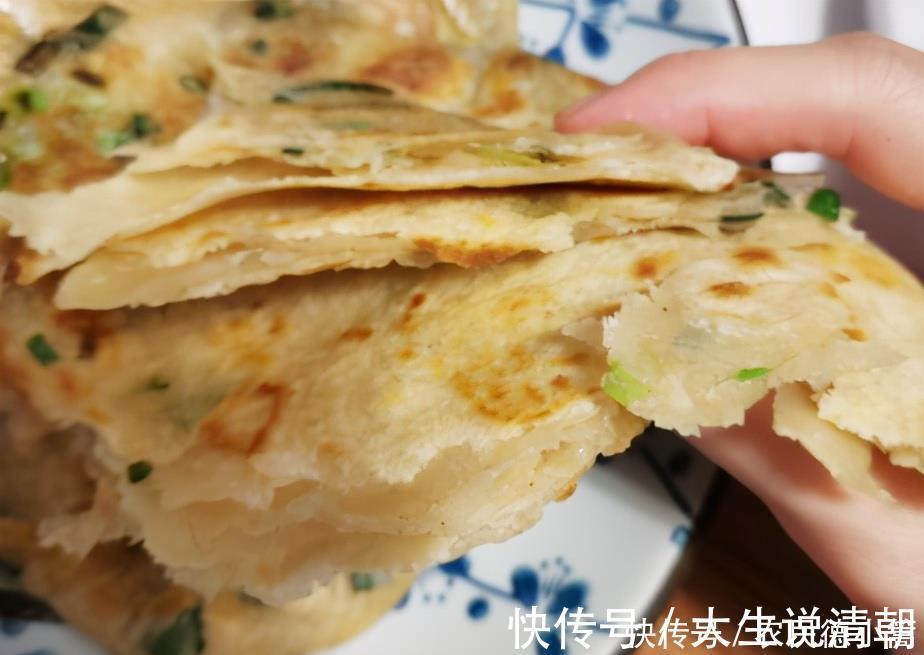 油酥|葱花烙饼怎样做才好吃?有人开水烫面有人用发面,教你正确做法