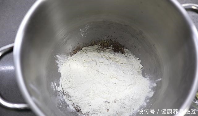 不用发酵就能烤的面包,暄软又筋道,加这料麦香浓郁,早餐吃不够