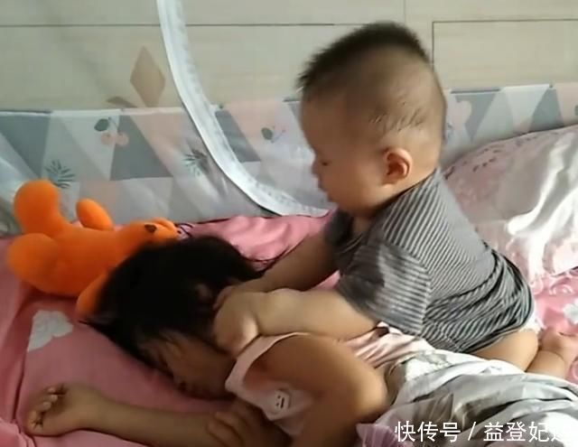 朵朵|1岁弟弟叫姐姐起床,悄悄用手去抠姐姐的手臂,后一秒家长笑岔气