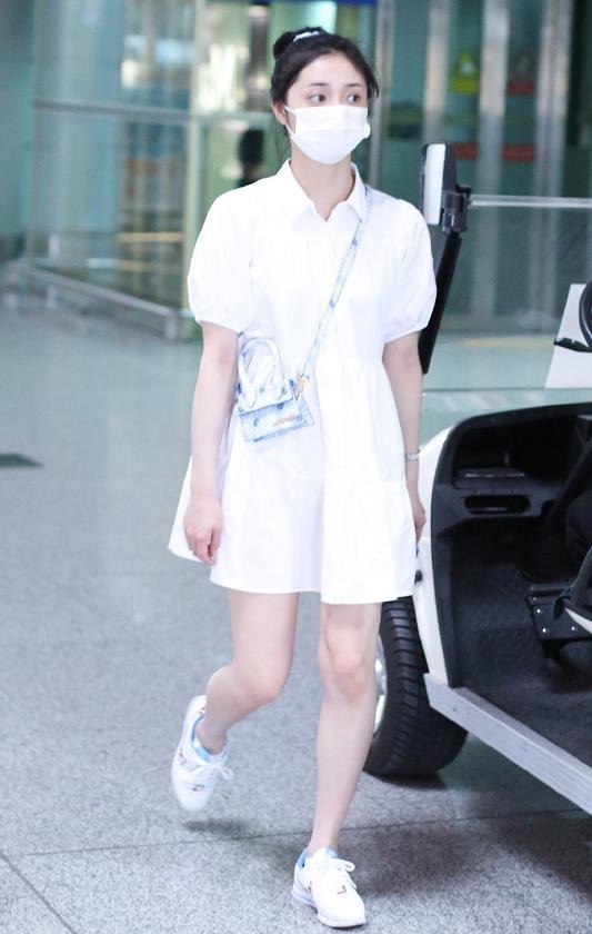 小姐姐|章泽天才是“商圈”气质女神,穿一袭无袖白色的连衣裙,干练洋气