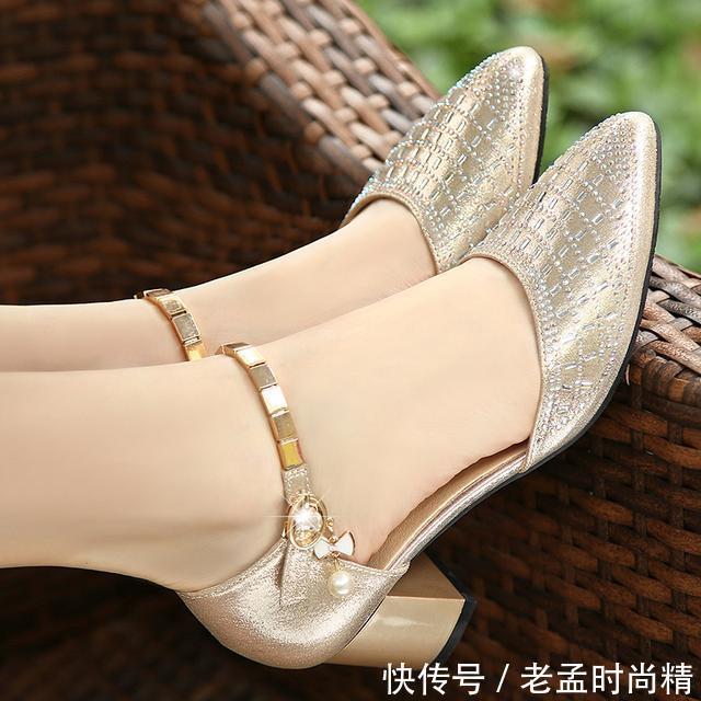 新款尖头包|别再傻傻穿高跟凉鞋了,现在大家都穿这种低跟鞋,今年特流行