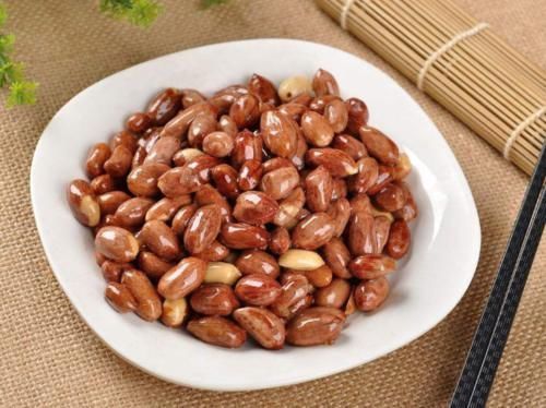 做油炸花生米，直接炸是大错！学会5技巧，又香又脆，放凉不回软