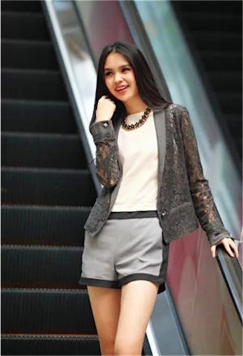 街拍：长发飘飘的小美女，蕾丝外套搭配短裤，美丽又时尚