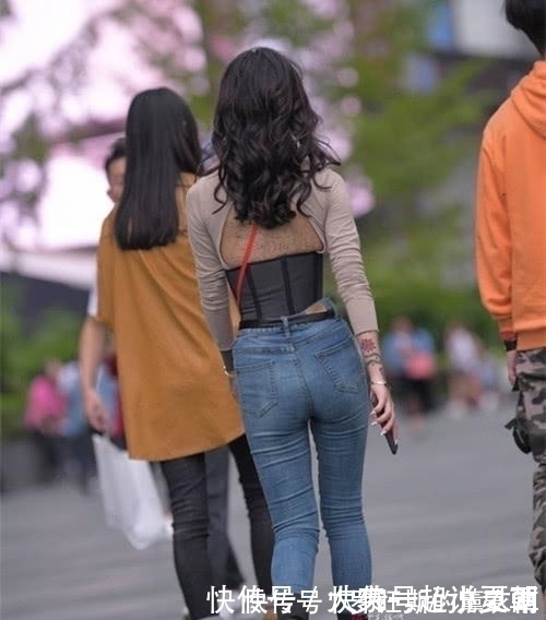 高跟鞋|论封腰的正确打开方式女子凭它“凹出”好身形,赚足路人回头率