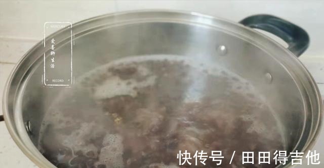 红豆|入冬了，女人每天早上喝一碗它，简单营养又香甜，热乎乎的真舒服！