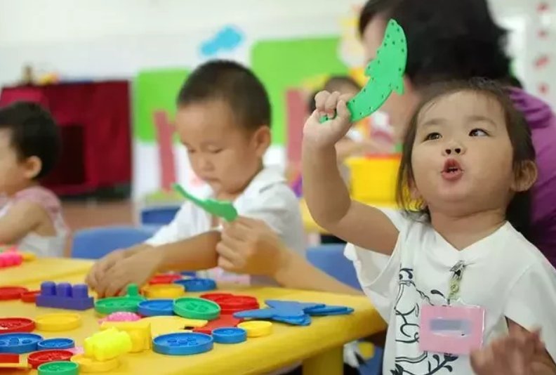 孩子|孩子3岁就得送幼儿园?育儿专家建议:父母送错了,娃会遭罪的