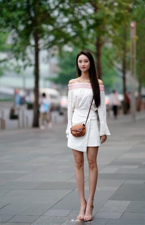 抹胸|小姐姐肤白貌美，穿抹胸装搭配小短裙，显一身仙女气息