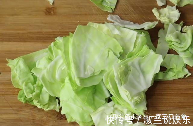手撕包菜很多人做错了，厨师长教我的技巧，比吃肉还香，超下饭