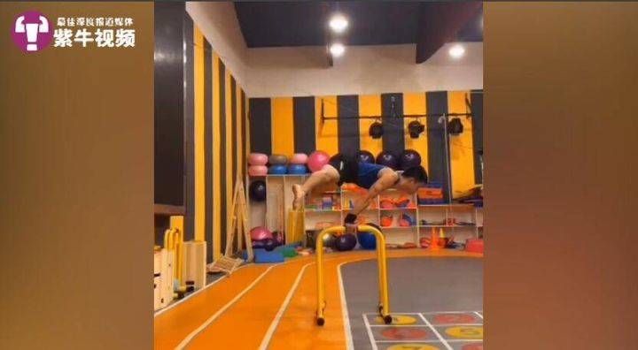倒立|体育老师双手倒立行走:高考解压迷上倒立,创四项世界纪录