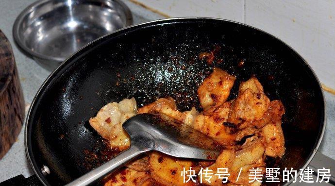 火候|做回锅肉火候很关键，教你1个小技巧，肉煸得更透，肥肉香而不腻