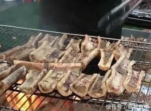 60岁大爷卖“天价烧烤”20元1根,每天能卖500根,行人看见抢着买