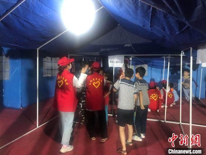 志愿者|四川泸县地震安置点首夜见闻：“只要全家人在一起就好”
