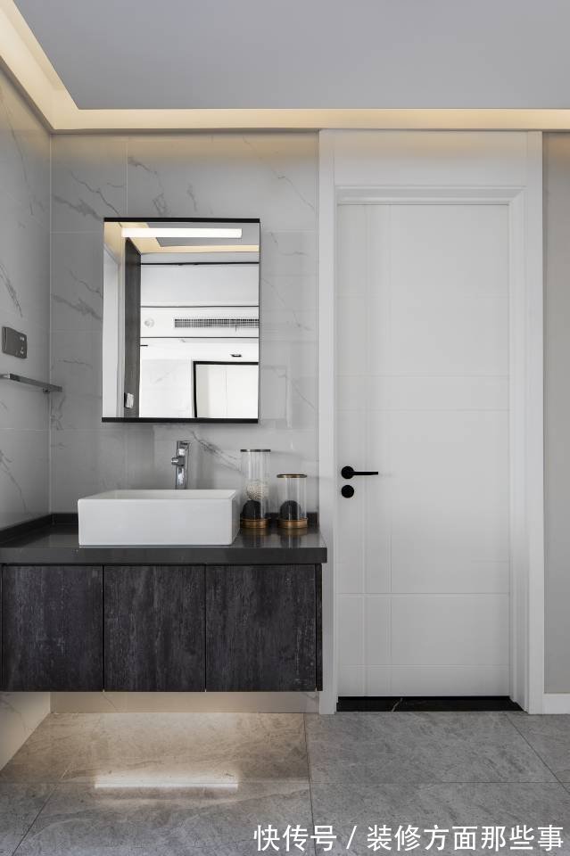 天蓝|115平客餐厅色调以黑白灰为主,加入木棕和天蓝作跳色