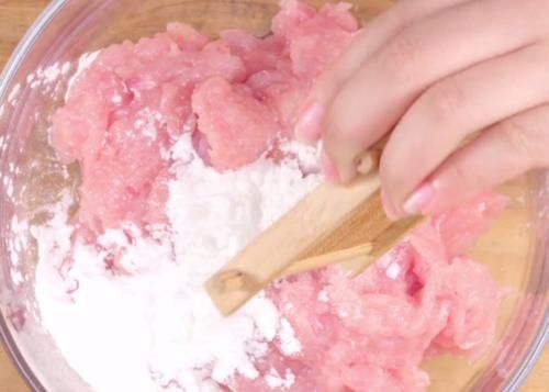 孩子爱吃的手工虾肉肠，烹饪简单，肉嫩味美，吃一次念念不忘