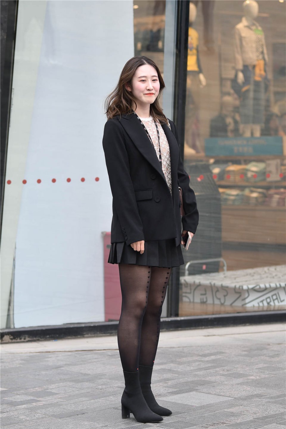 街拍:百褶裙搭配黑色西服,感觉是两种风格的碰撞,喜欢混搭风么?