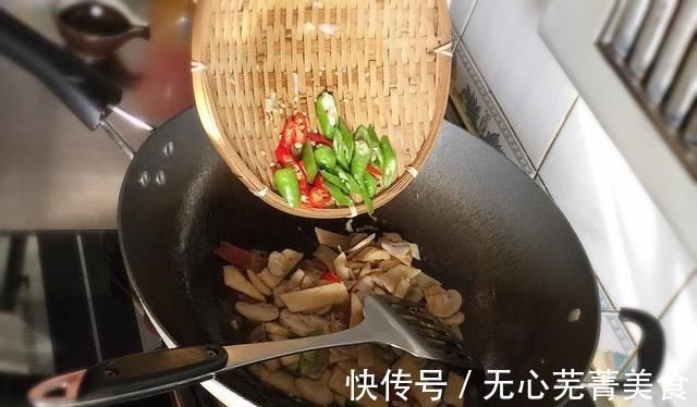 蘑菇|清淡可口的冬笋蘑菇炒火腿，制作简单，是你夏季不容错过的美食！