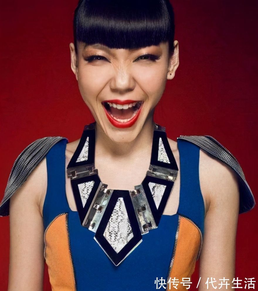 庾澄庆|她刚走红后就膨胀，穿袜子都要4个人伺候，如今沦落县城卖唱