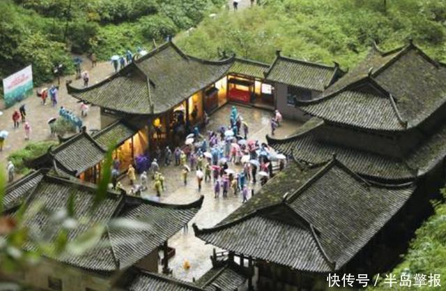 重庆“天坑”的四合院，张艺谋估价超20亿，如今成为旅行圣地