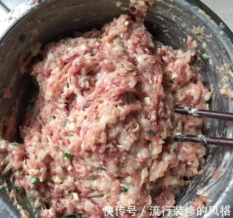 红烧狮子头的正宗做法,关键是调肉馅,厨师长教你3招,醇香味浓