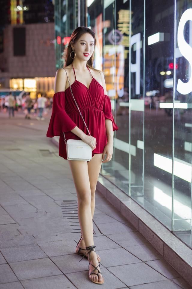 街拍步行街上的小姐姐,气质一个比一个好,为什么呢