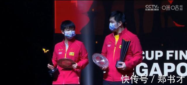 |搞笑一对!国乒冠军樊振东和孙颖莎登上领奖台,不知所措相视一笑