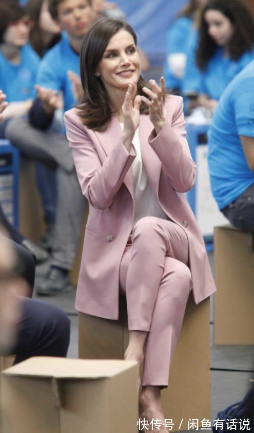 基础款|50岁穿衣高级比时髦更重要,学西班牙王后这样穿,优雅的不动声色