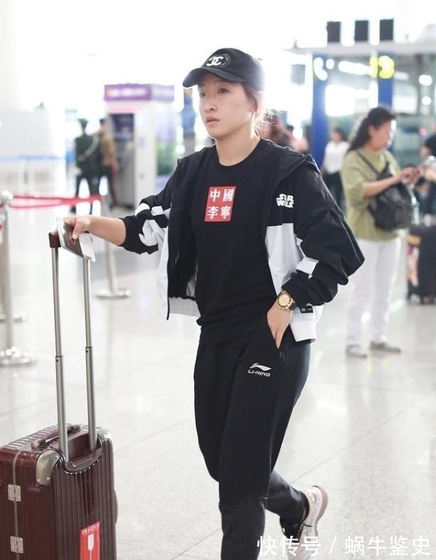 金牌|没得金牌的刘诗雯脱下队服也可爱,休闲造型太舒适,低马尾显元气