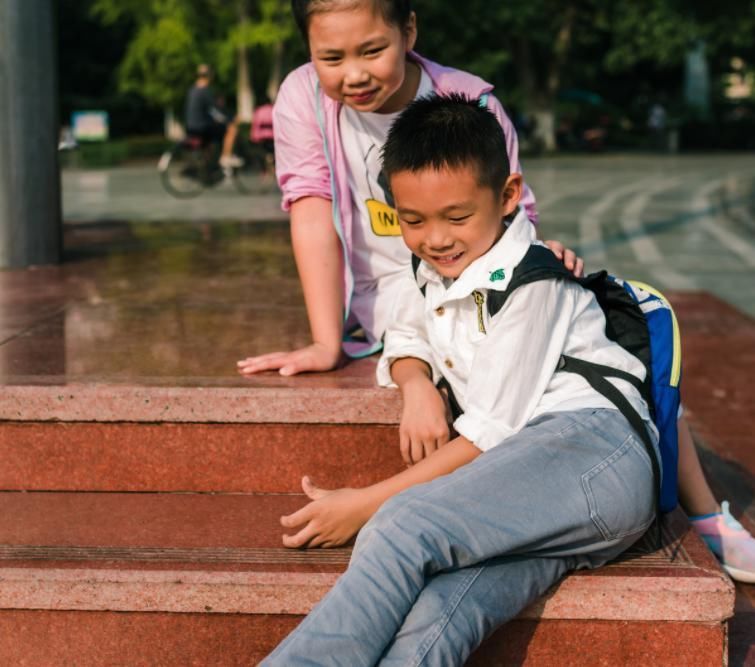 亲姐弟|亲姐弟这么做正常吗?女子去见男友父母,姐姐的举动让人不适