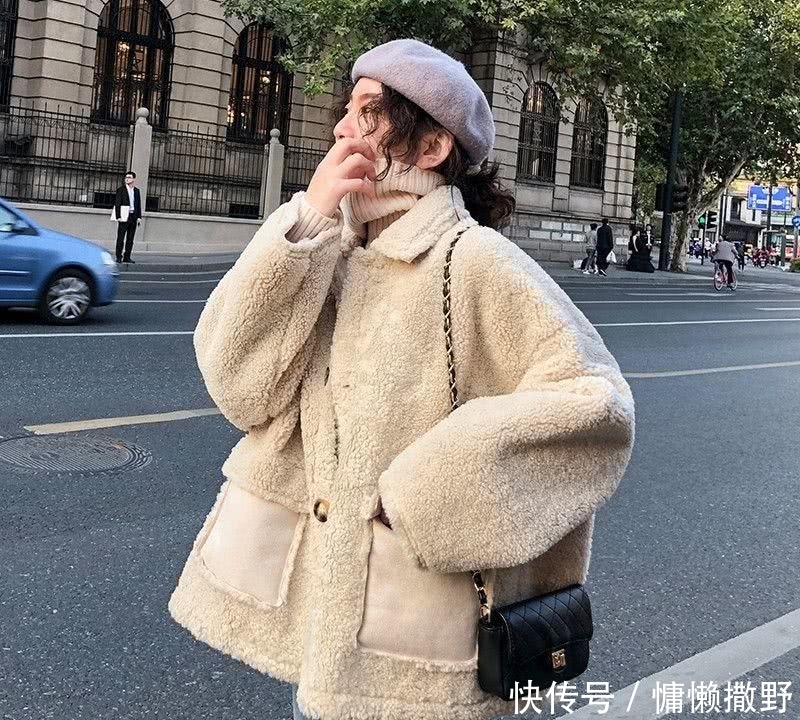 怕冷的女人别再穿羽绒服,如今流行:羊羔绒+萝卜裤
