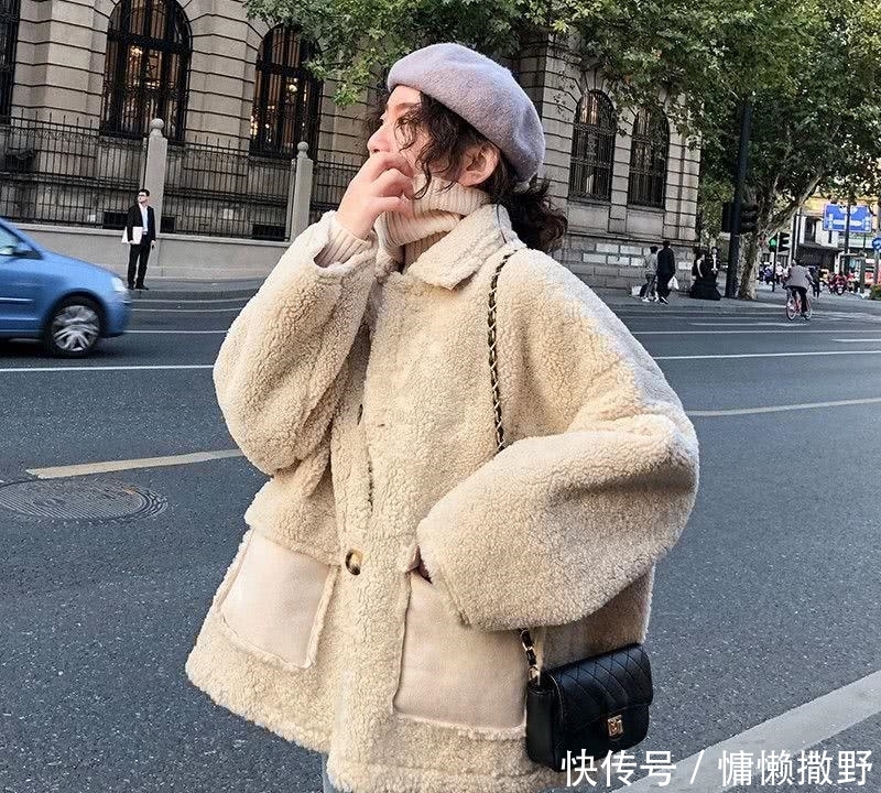  怕冷的女人别再穿羽绒服,如今流行:羊羔绒+萝卜裤