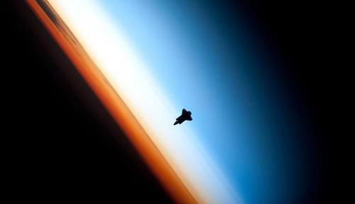 东方红 东方红一号还在轨运行,失去动力50年,它为何“永不落”