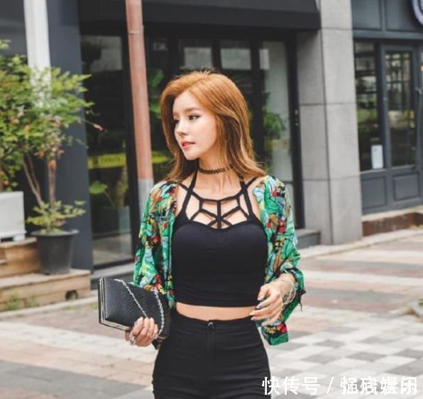 路人街拍靓丽挺拔的打底裤美女,尽显女神的甜美感,魅力出众