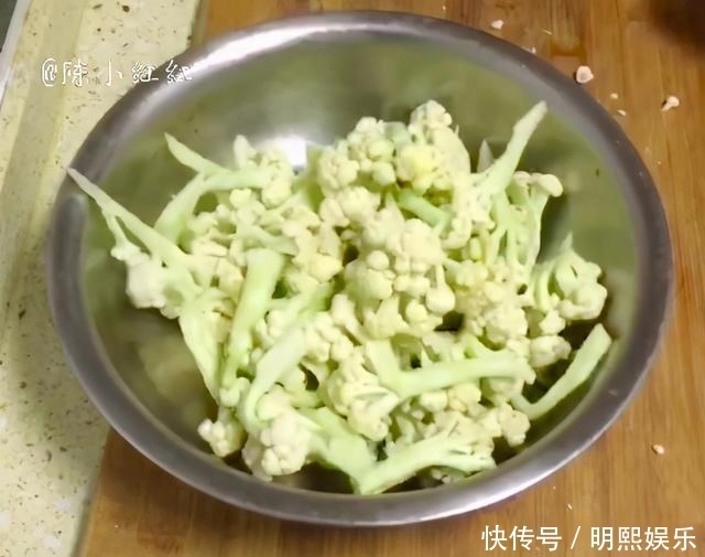 菜花这样做超级好吃,脆爽可口,好吃又下饭菜,一上桌就被抢光