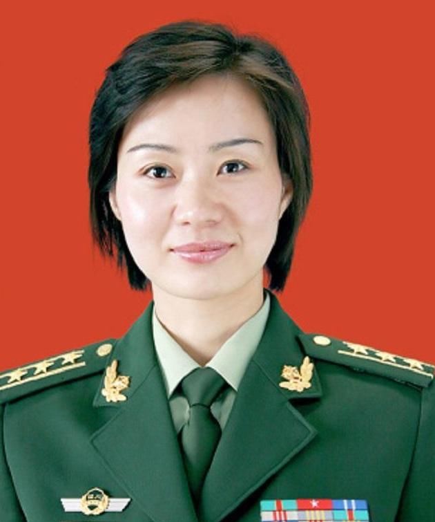 大校警衔雷敏：训练20年奖章无数，最后却嫁给保安