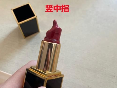 斜角 男生永远都不知道，女生的口红能用成什么“形状”？网友：确定不是牙咬的