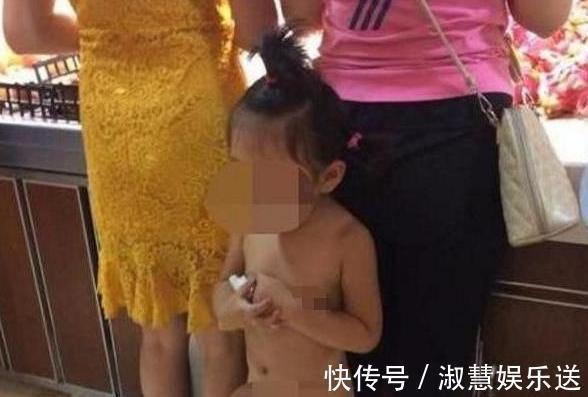 性别意识|女孩“衣不蔽体”逛超市,妈妈全然无视周围的眼光,网友真荒谬