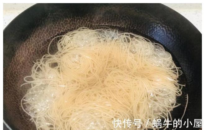 粉条|天气热了，胡萝卜加粉条这样做，我家一周吃5次，解腻还解馋