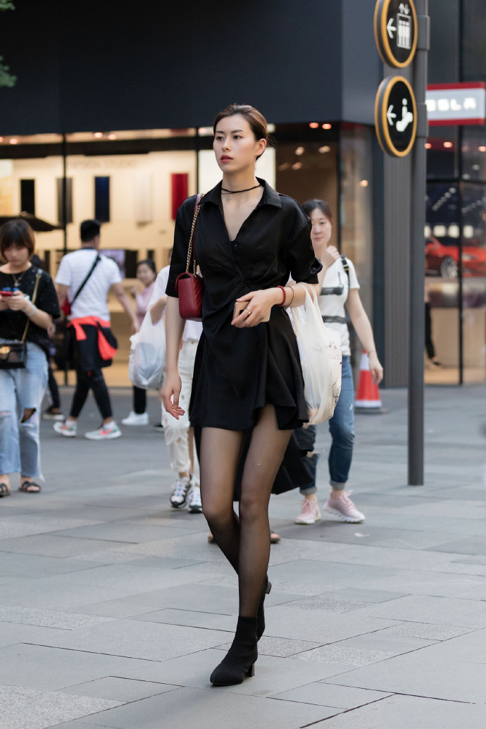 小姐姐这件高腰的紧身皮裤,有着非常简约的设计和质感