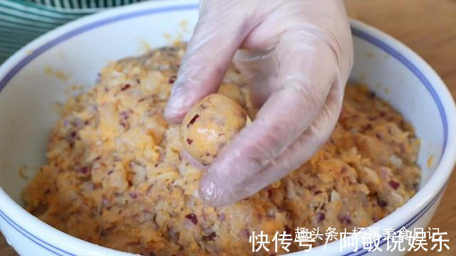 多吃洋葱对身体好，加俩土豆这样做，每次上桌都扫光，外焦里嫩香