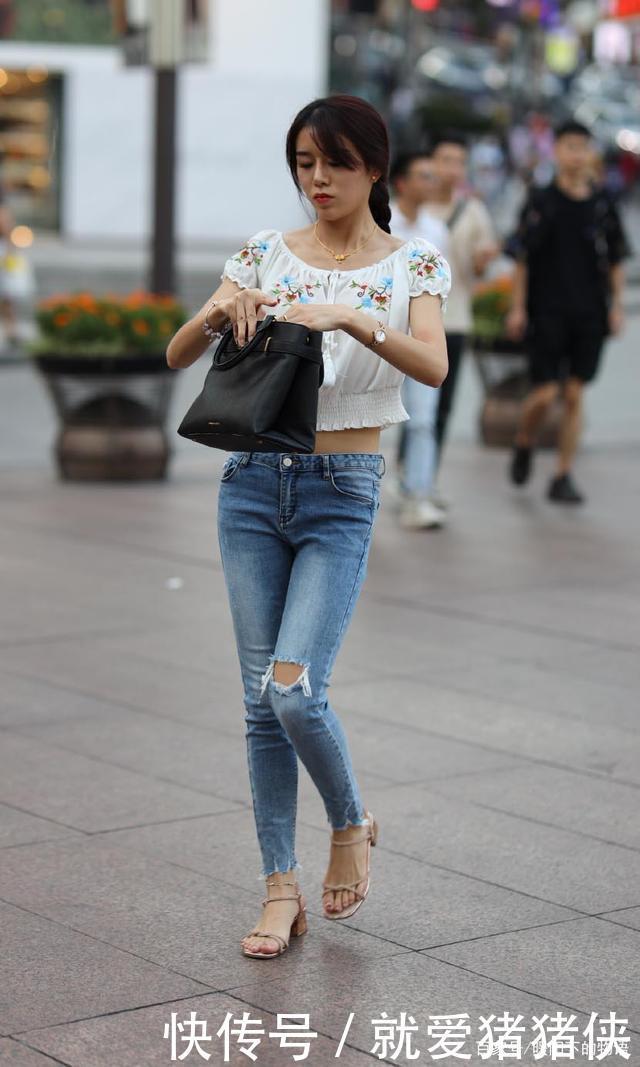 穿牛仔裤要选个性裤型,再搭配时髦上衣,造型才能显得时尚不俗气