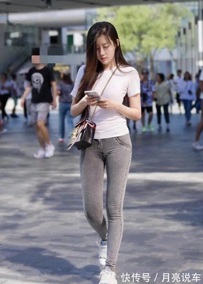 破洞牛仔裤 “烂大街”的牛仔裤,以新面貌示人,穿出了与众不同的美!