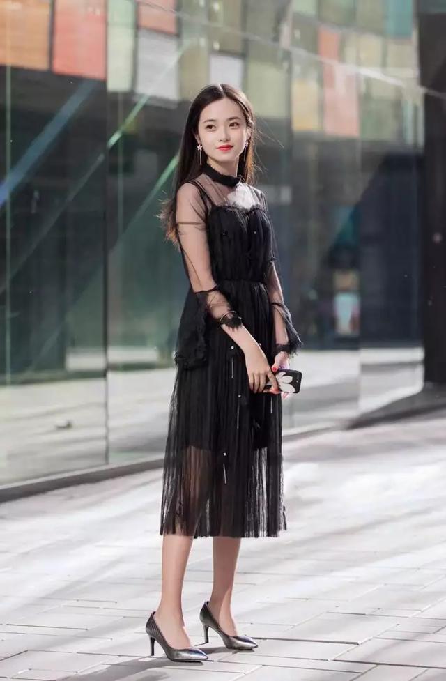 街拍,身材好的好处,穿什么都有小蛮腰大长腿