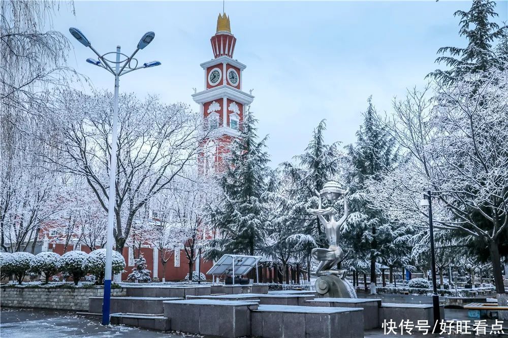 西安翻译学院：银装素裹雪景美如画