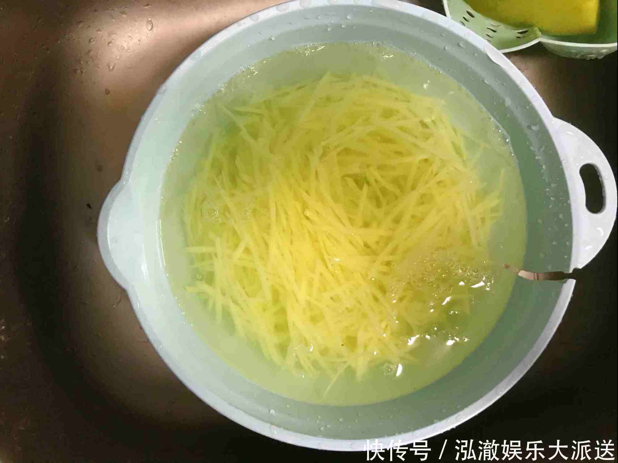 学会|大厨教你炒土豆丝，学会这1个小技巧，做的比饭店的还香！