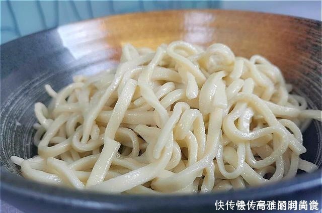 做手擀面时,别再加水了!换成它,面条更筋道更有营养,还不粘连