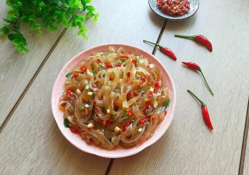  粉条别总炖猪肉了，粉条换个吃法，味道鲜美无比，两个儿子抢着吃