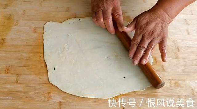 农村妈妈教你葱油饼最简单的做法,香酥好吃,咬一口满嘴香