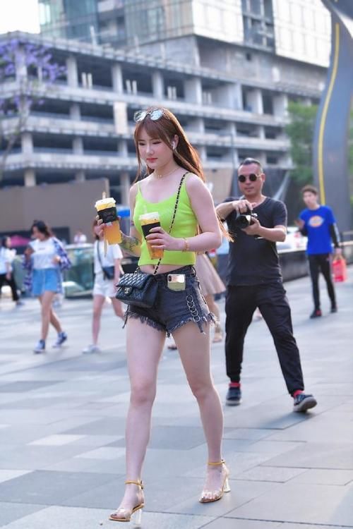 谁说微胖不能穿吊带？清凉又舒服，男生看了都会心动