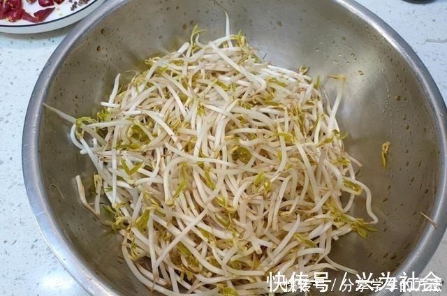 炒豆芽不焯水,也不直接下锅炒,大厨这样做,脆爽入味不出水
